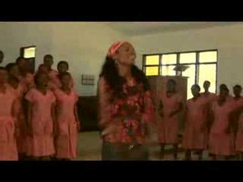 sing with me girls-Nicole C. Mullen in Ghana