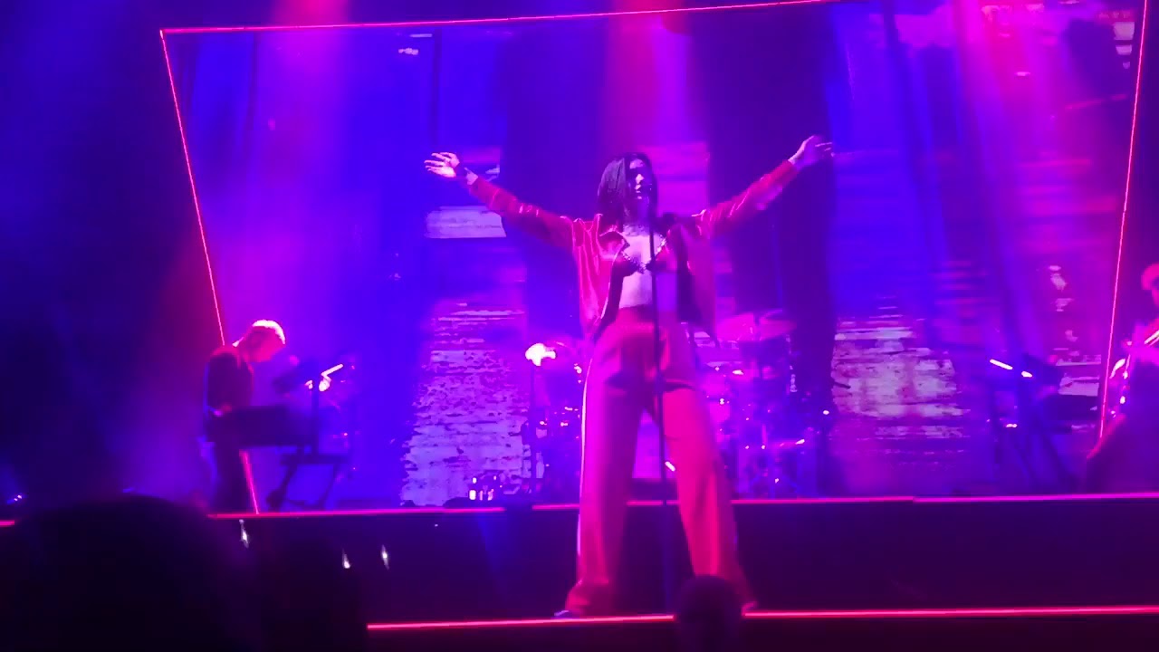 Dua Lipa Performs "No Goodbyes" at The Self Titled Tour Day 15 (Amsterdam)