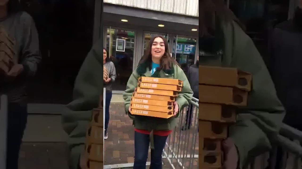 Dua Lipa bought her fans Pizza in Amsterdam