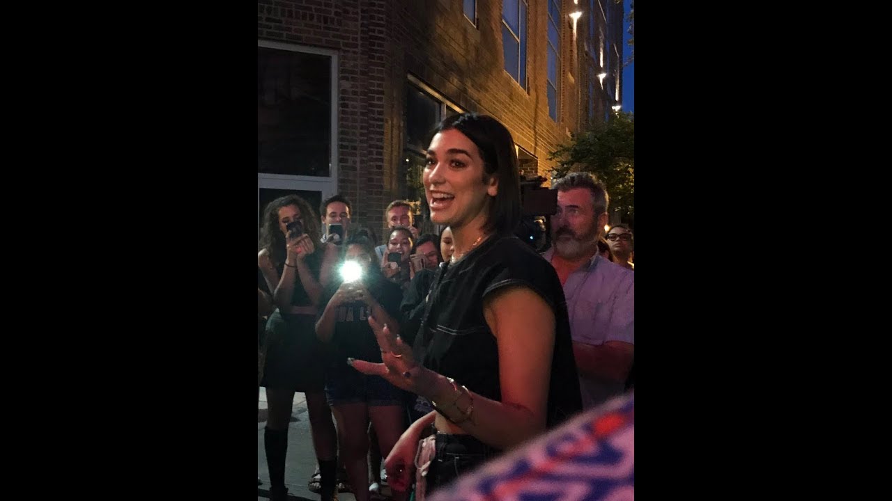 Dua lipa surprised her fans outside the theatre in Chicago before show