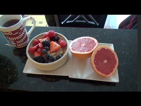 What Athletes Eat For Breakfast? - Oatmeal With Berries Recipe