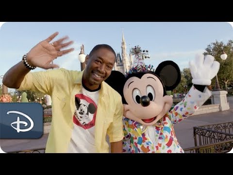 iNSIDE Disney Parks - Holiday Show: Toy Story Land Decorations & More