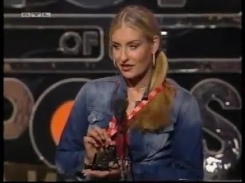 Sarah Connor dedicating an award to Melanie Thornton on the "Top of the Pops" Awards (Dec 1st, 2001)