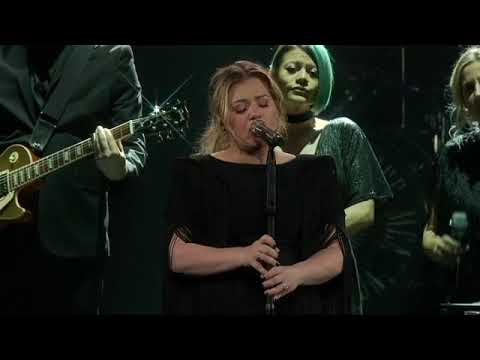 Kelly Clarkson - Shallow (Lady Gaga & Bradley Cooper Cover) [Live in Green Bay, WI]