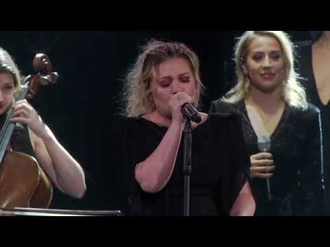 Kelly Clarkson - Cardi B, Post Malone &amp; Lauryn Hill Mash-Up [Live in Uniondale, NY]