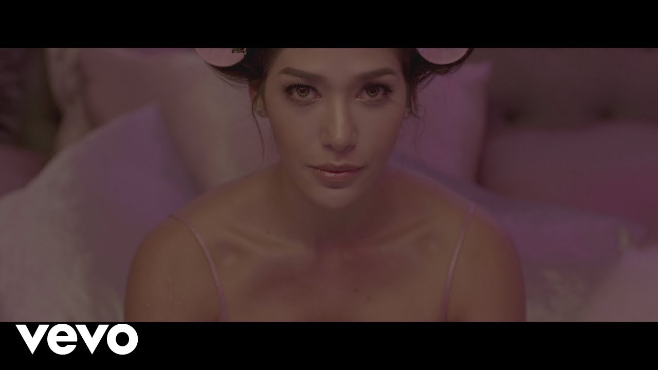 Farina - Como Una Kardashian (Official Video)
