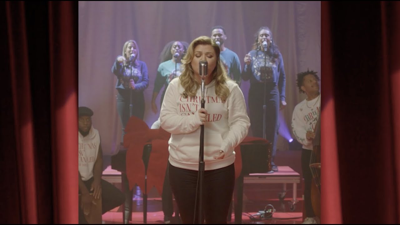 Kelly Clarkson - Christmas Isn't Canceled (Just You) [Live Stripped Performance]
