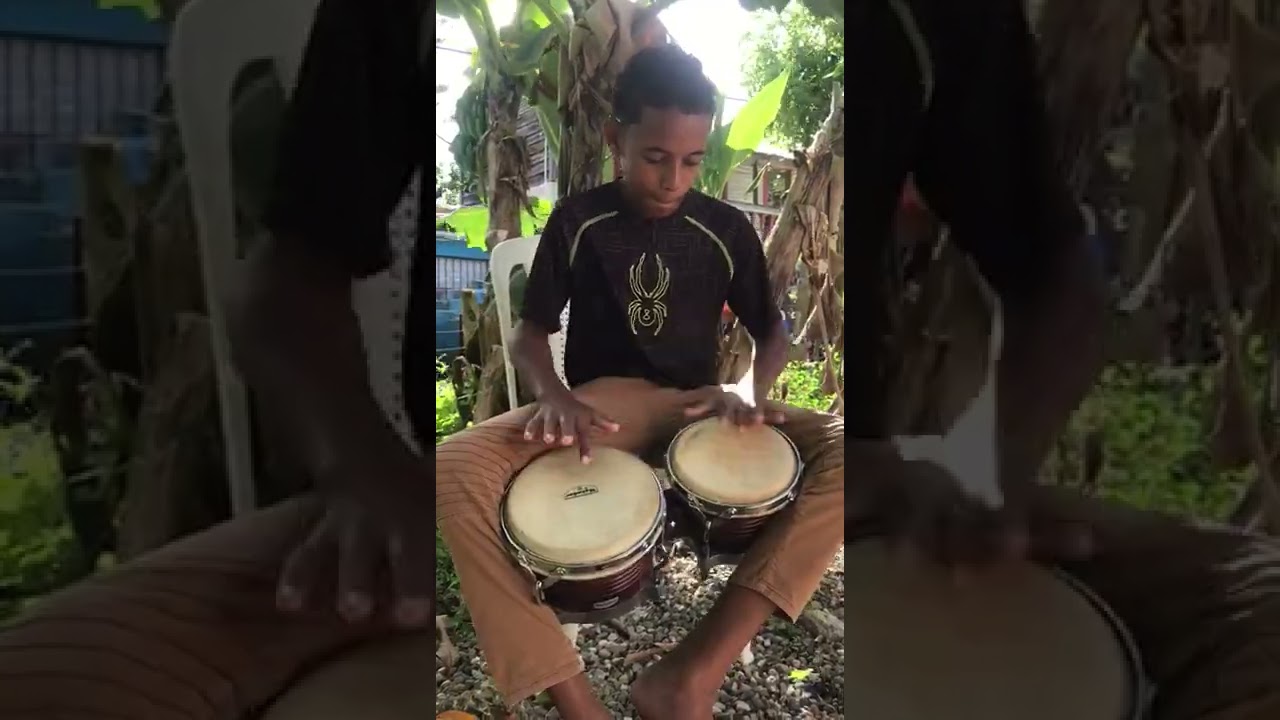 Niño bachatero tocando bongo bachata