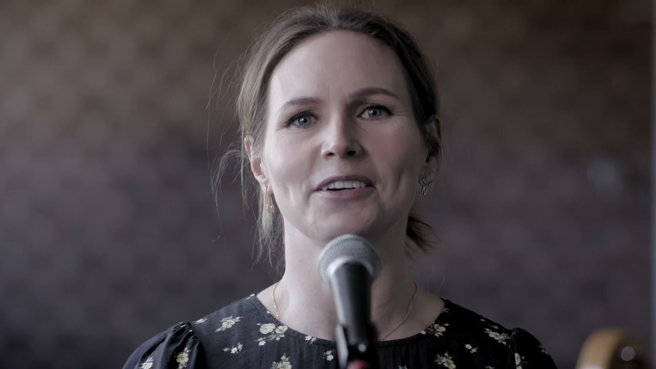 Nu lyfter vi från marken - Nina Persson med vänner Vänsterpartiets 1 maj-firande 2021
