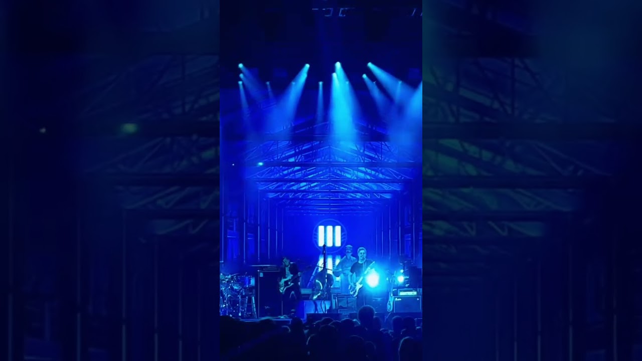 Jack performing “I Cut Like A Buffalo” in Shreveport on September 25.