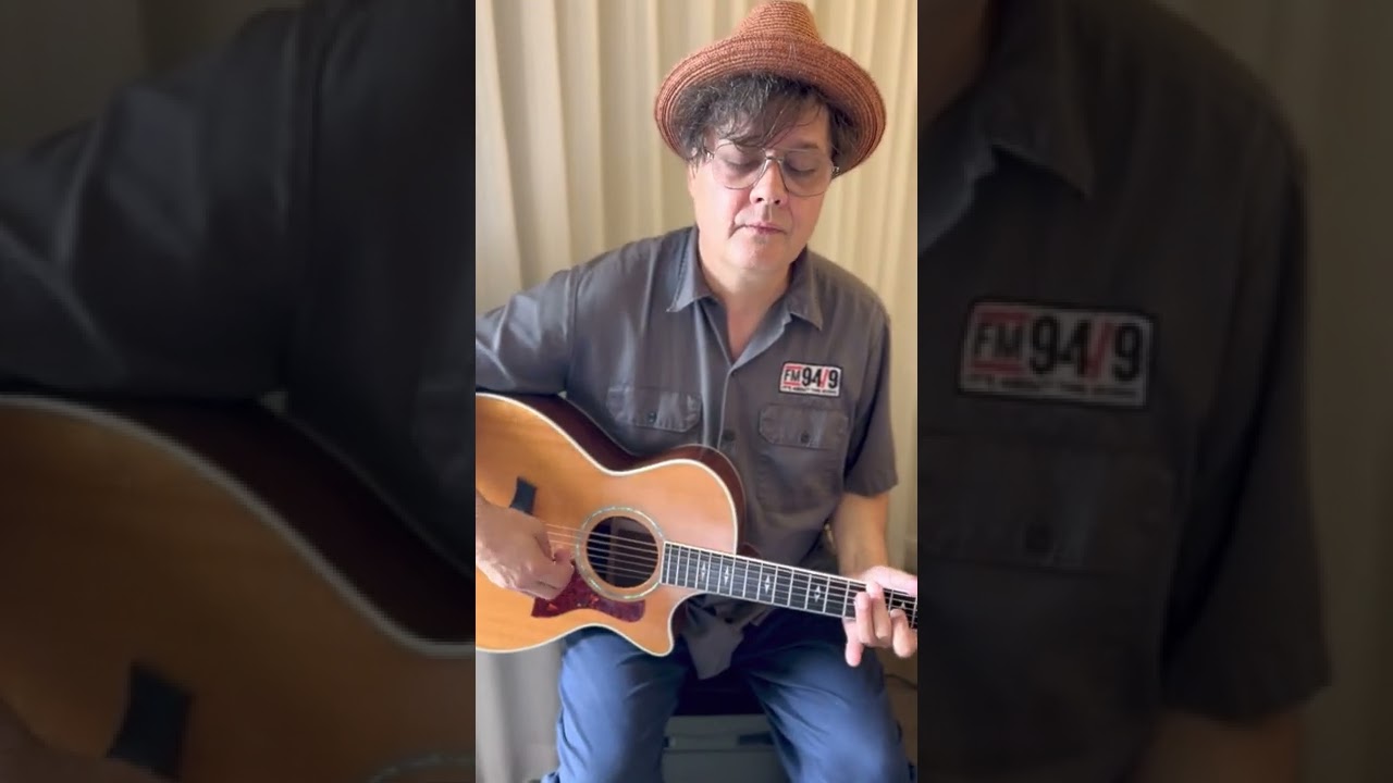 Ron Sexsmith Sings 'Fallen' from Montreal Hotel Room Sept 2022