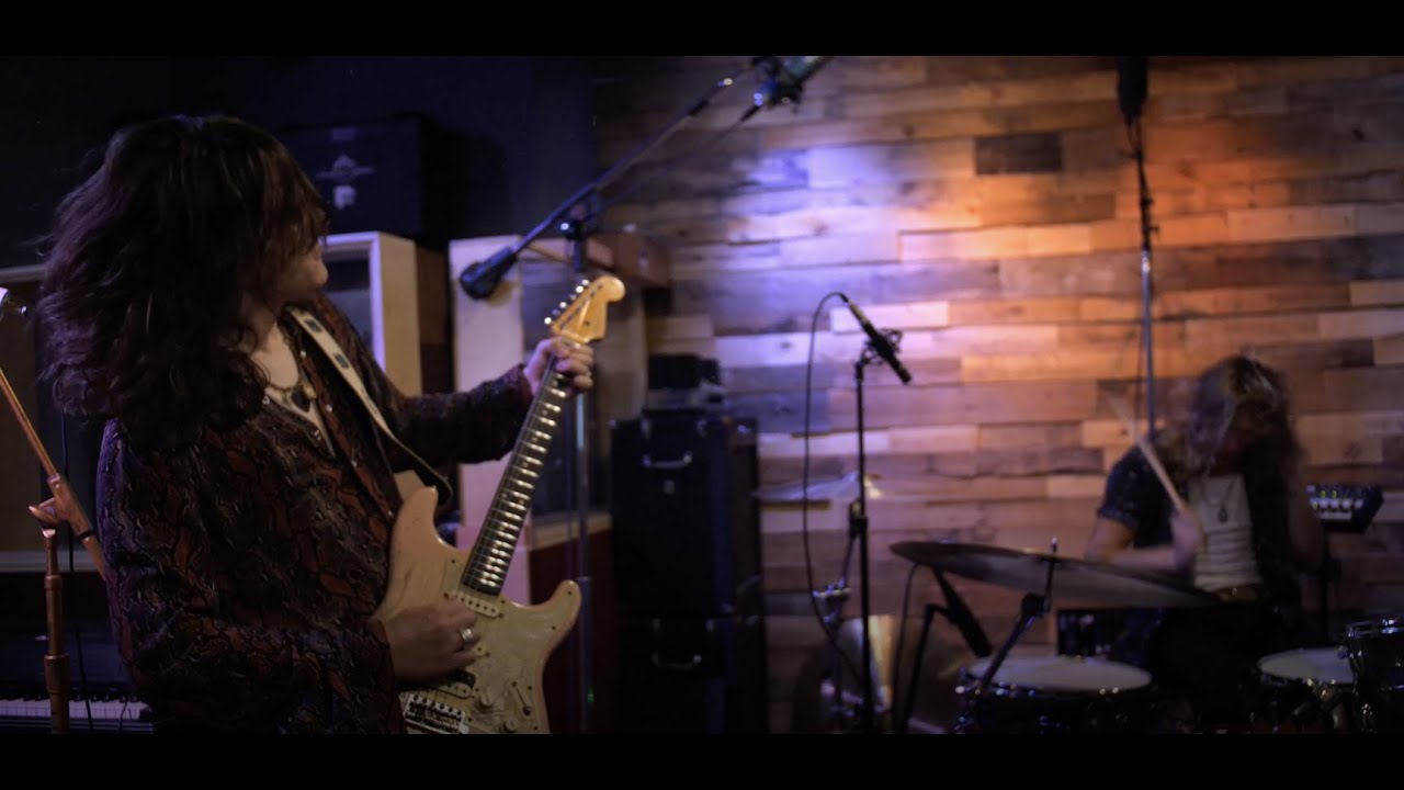 Tyler Bryant & The Shakedown - "Midnight Oil" LIVE from Nashville