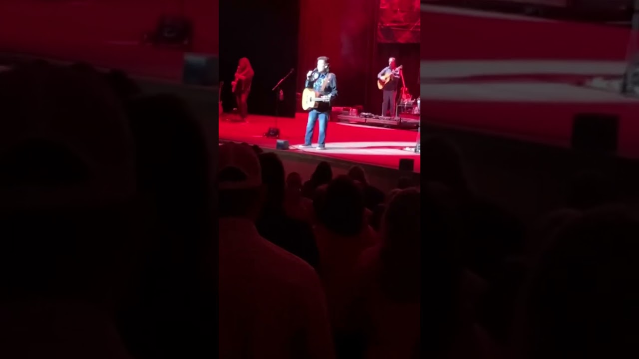 Shenandoah performing The Moon Over Georgia in Augusta, GA 🌕🌹#shorts