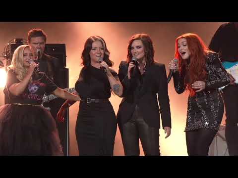 Brandy Clark, Ashley McBryde, Caylee Hammack & Pillbox Patti - When Will I Be Loved ('22 CMA Awards)