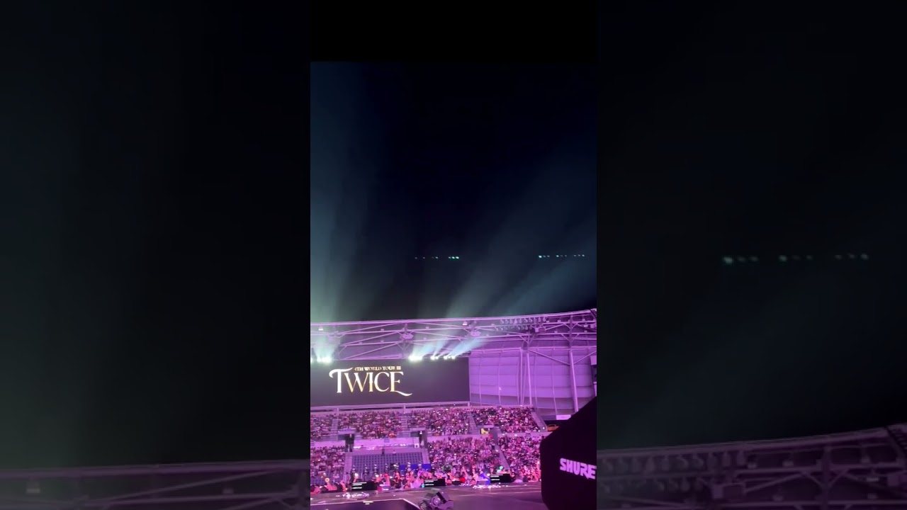 🌊Our hearts swimming along the wave of ONCE's lights🍭 #TWICE #트와이스 #TWICE_4TH_WORLD_TOUR_ENCORE