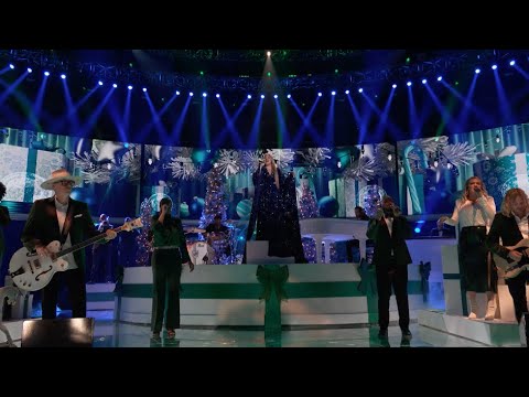 Kelly Clarkson - Santa, Can't You Hear Me (Live from The Voice Finale)