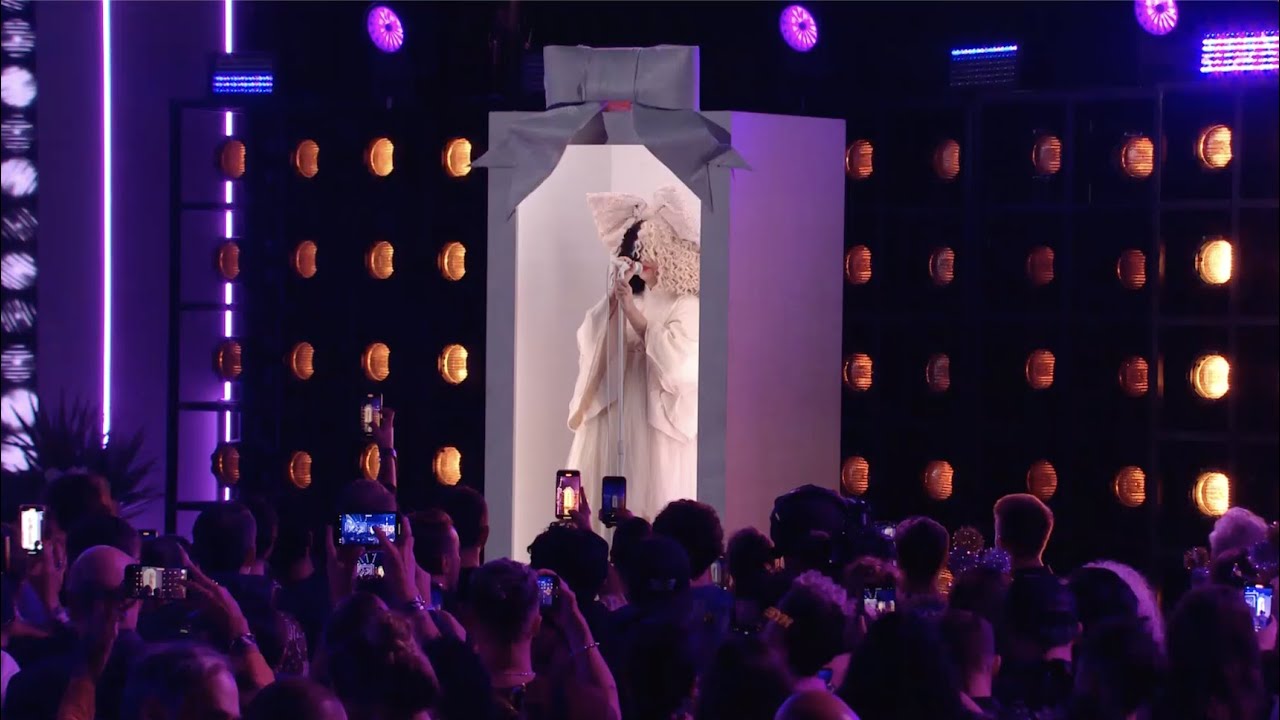 Sia - Unstoppable feat. David Byrne (Live From Miley’s New Year’s Eve Party)