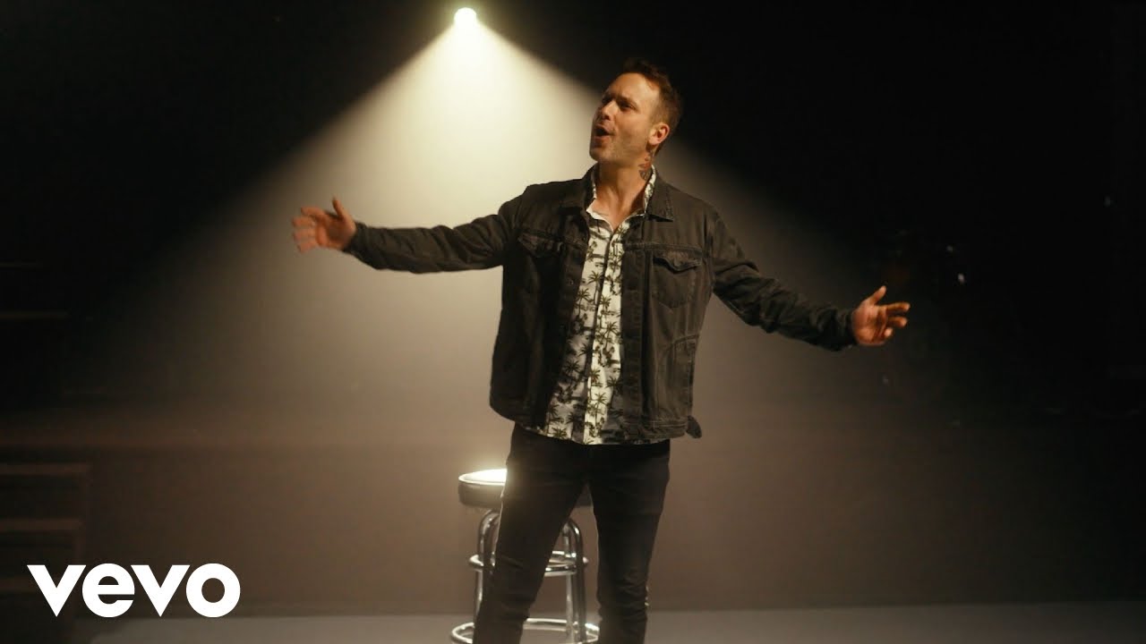 Dallas Smith - Singing In A Beer (Performance Video)