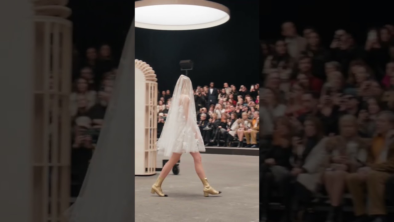 CHANEL Spring-Summer 2023 Haute Couture Show - Love birds — CHANEL Shows