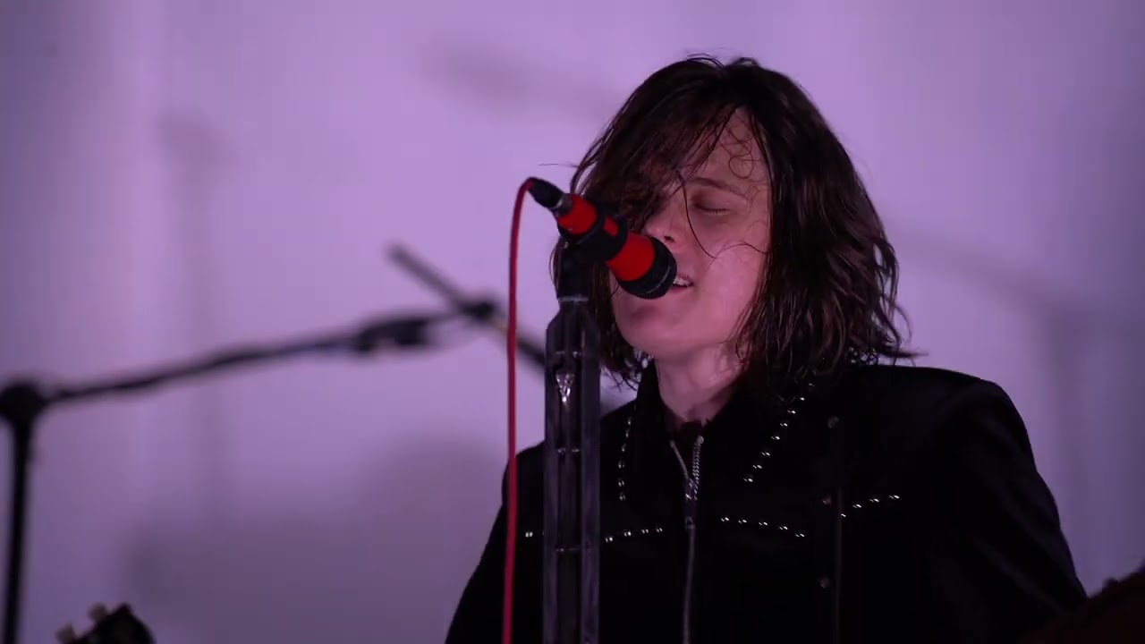 Tyler Bryant & The Shakedown - "Hitchhiker" LIVE