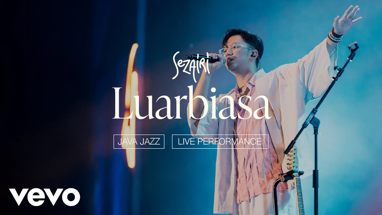 Sezairi - Luarbiasa (Live Performance)