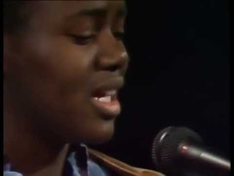 Tracy Chapman performs unreleased song 'My Sweet One' in 1986