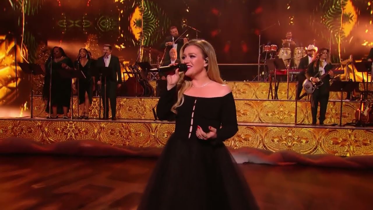 Kelly Clarkson - Underneath The Tree (Live from NBC's Christmas at the Opry)