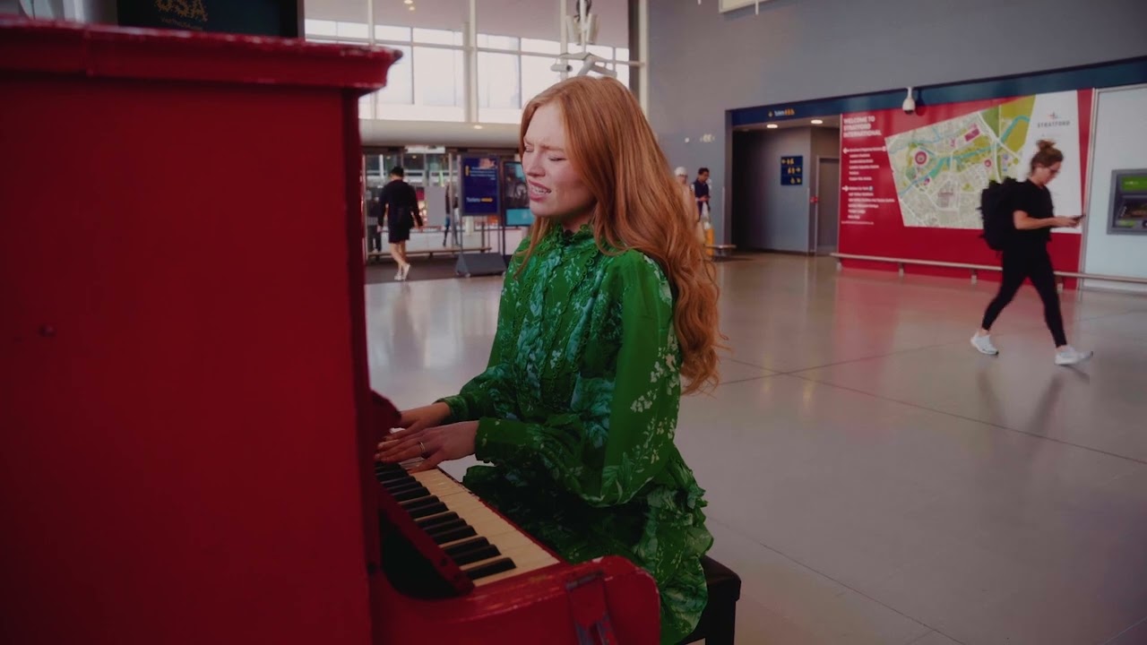 Freya Ridings - Ceilings by @LizzyMcAlpine (Live from Stratford Station) 🚂