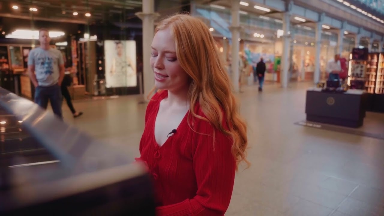 Freya Ridings - Perfect (Live from Kings Cross Station) 🚊❤️