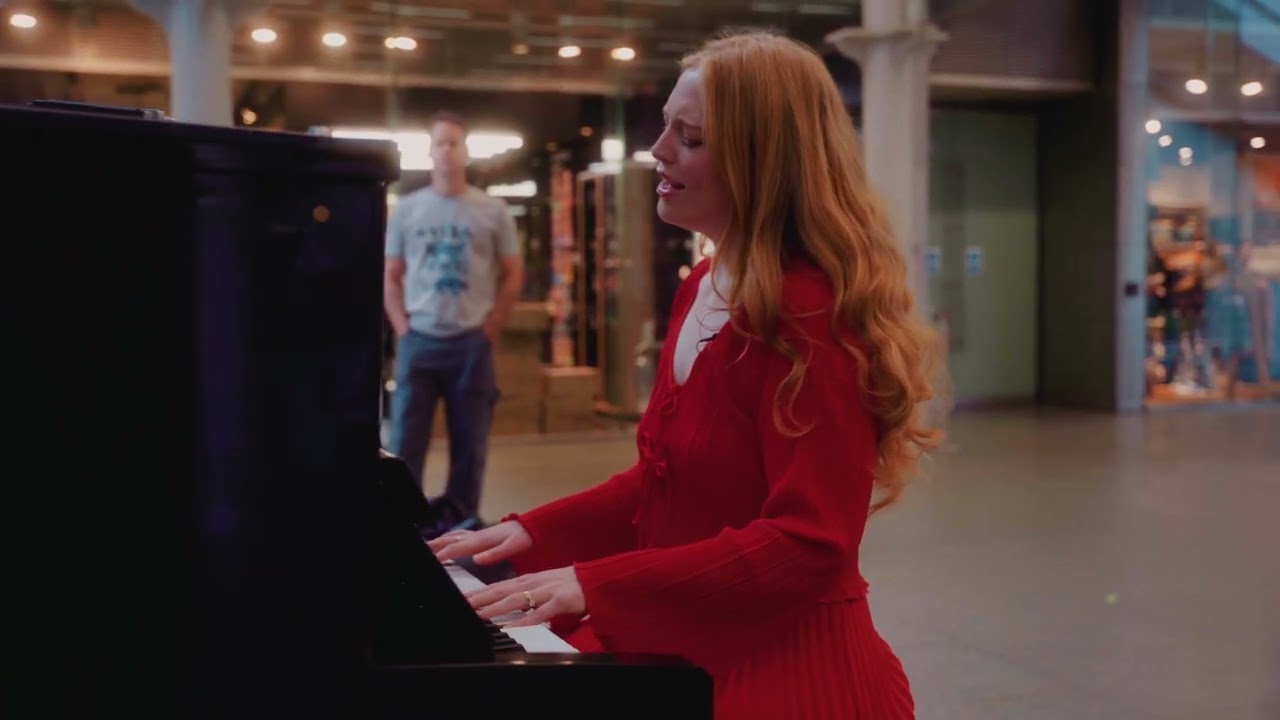 Freya Ridings - Waking up (Live from Kings Cross station) 💫