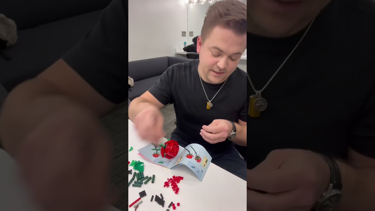 Build a @LEGO  set between meet and greet and Soundcheck… #hunterhayes