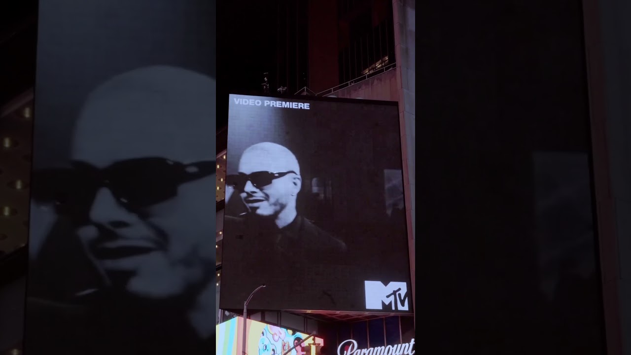 Gafas Negras 😎 #nuevamusic de los parceros de #medellin en #newyork ⚡️@Maluma_Official @MTV