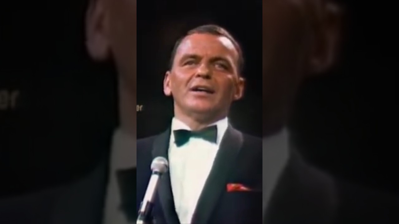 Frank Sinatra during his TV special ‘A Man And His Music’ in 1965 🎙️