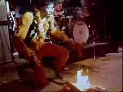 Jimi Hendrix destroy his guitar