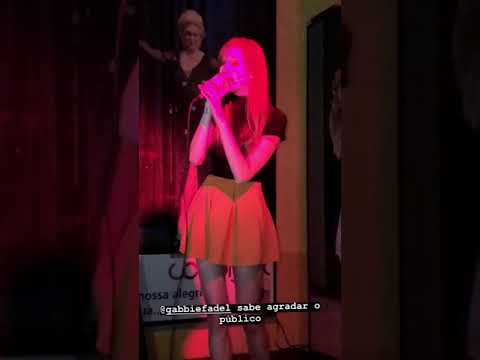 Gabbie Fadel Cantando "Amante Não Tem Lar" no Karaokê (Storie)