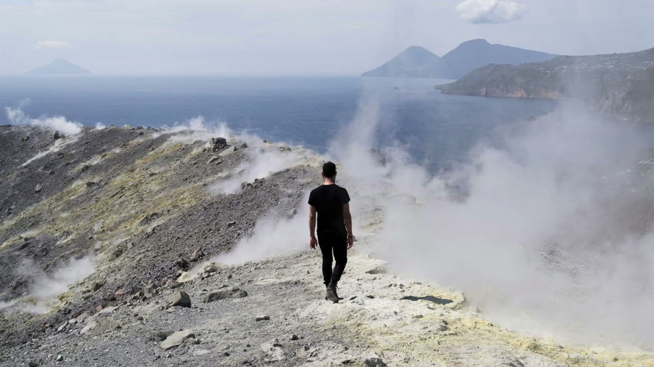 Vasco Brondi | VA' DOVE TI ESPLODE IL CUORE (lyrics video)