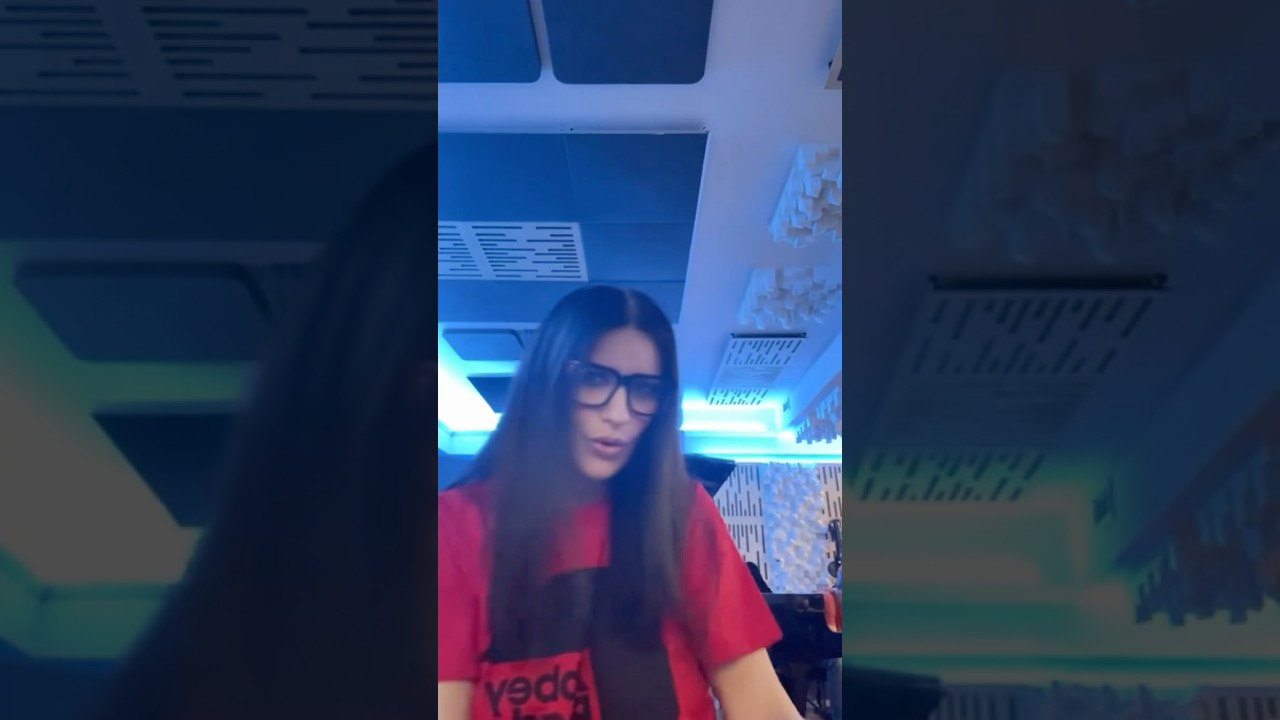 TURISTA. @BadBunnyPR #LauraPausini #shorts